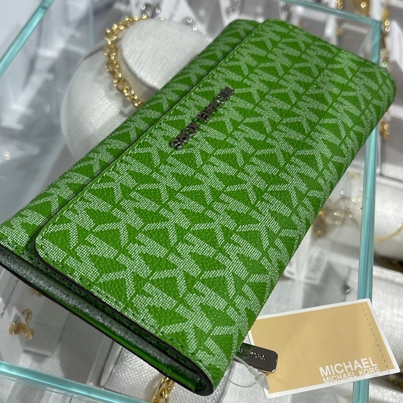 Michael Kors Jet Set Large Logo Trifold Wallet
Jungle Green 
NWT - Picture 12 of 16
